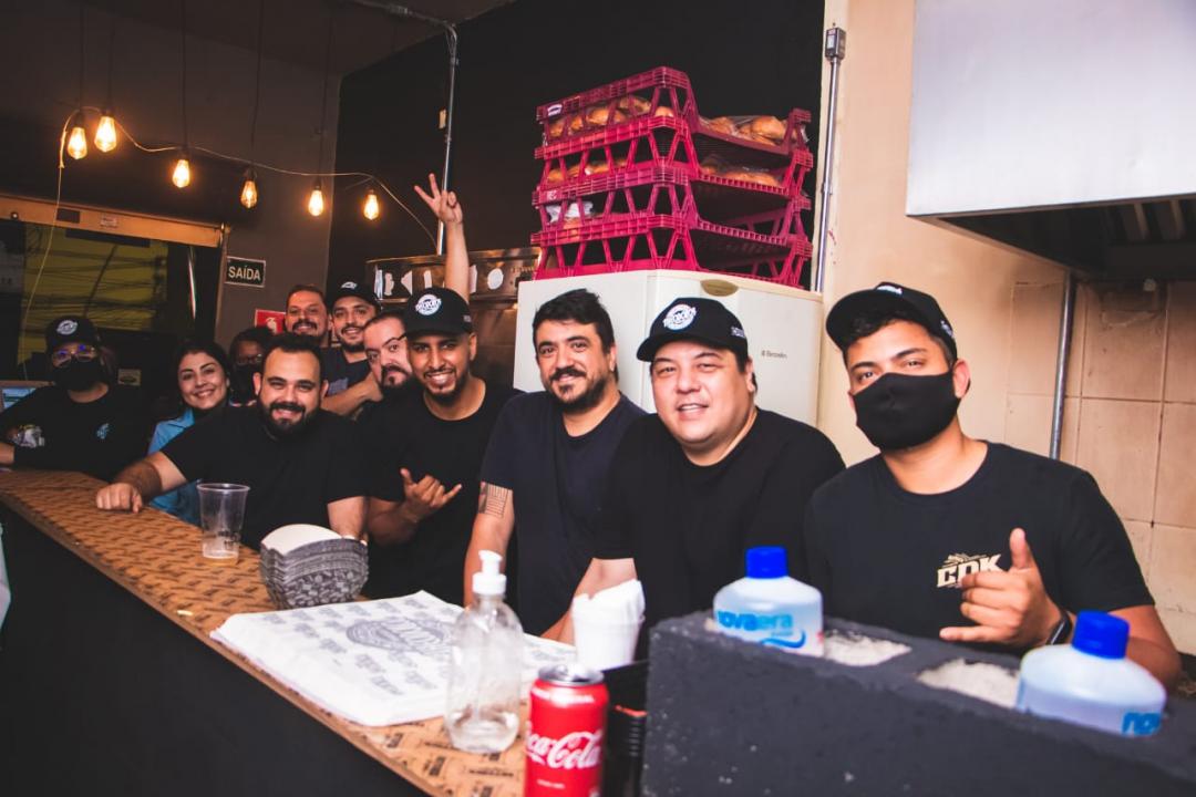 Foto 5 de 5 — Araraquarense tem hamburgueria transformada com ajuda de chef após sofrer racismo